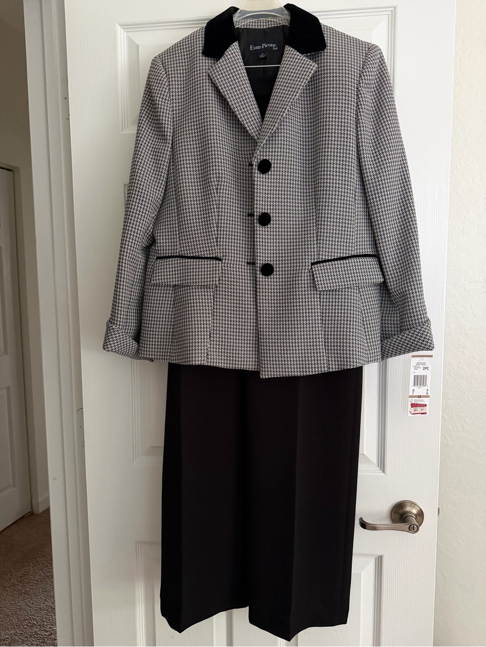 Evan Picone 2-piece suit - B&W Houndstooth Blazer w/ Velvet Collar & Black Pants